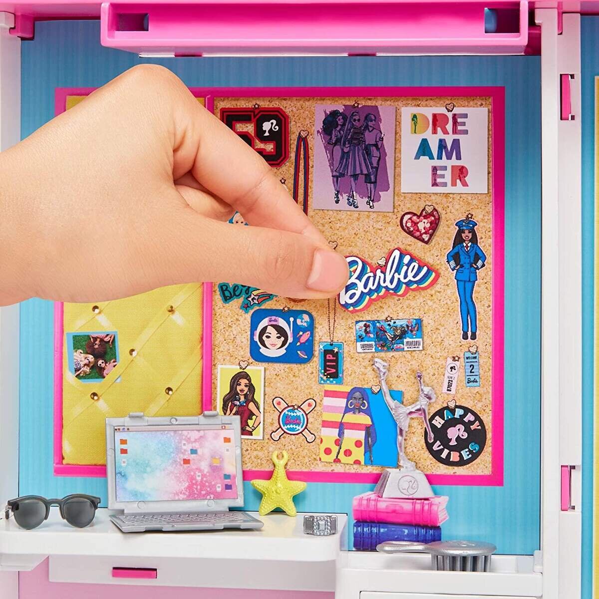 Barbie Traum Kleiderschrank ausklappbar mit Puppe, Zubehör und Puppen-Kleidung